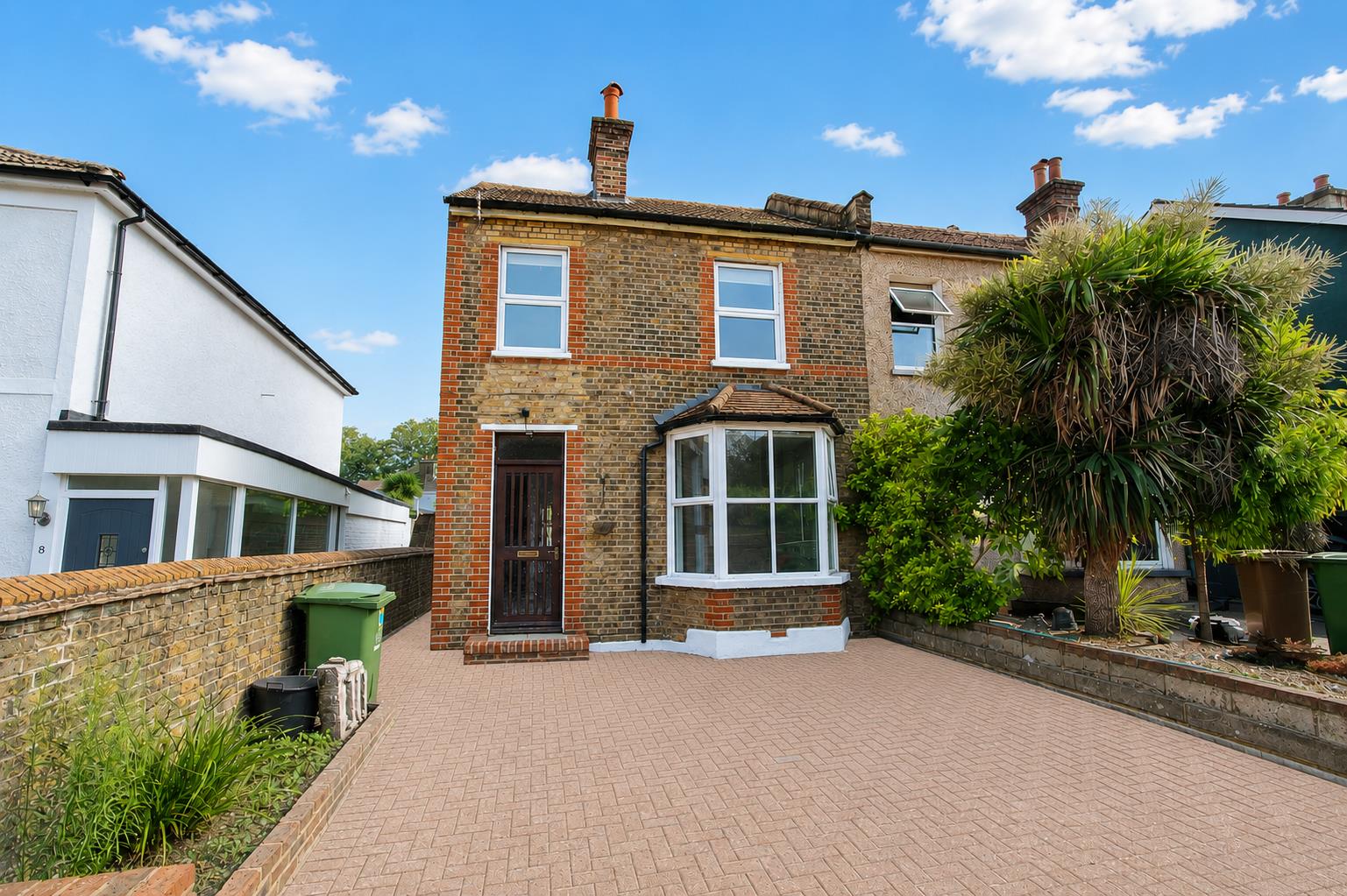 2 bed property in Sandy Lane North, Wallington